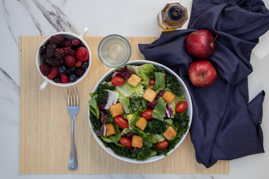 Grønnkål- og eplesalat med dadler og mandler