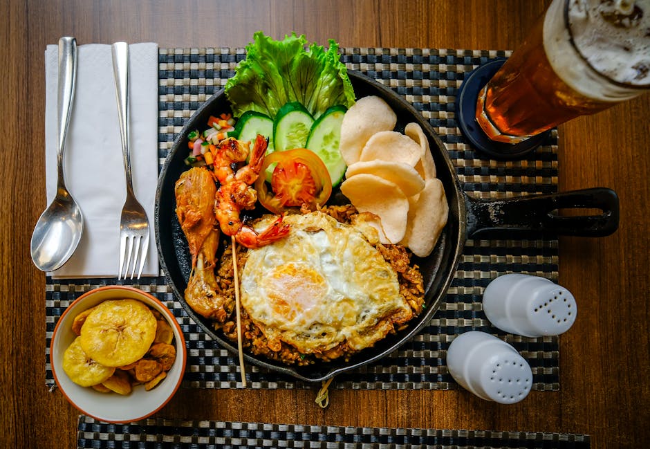 Søt mais-spoonbread med reker, posjerte egg og stekte grønne tomater