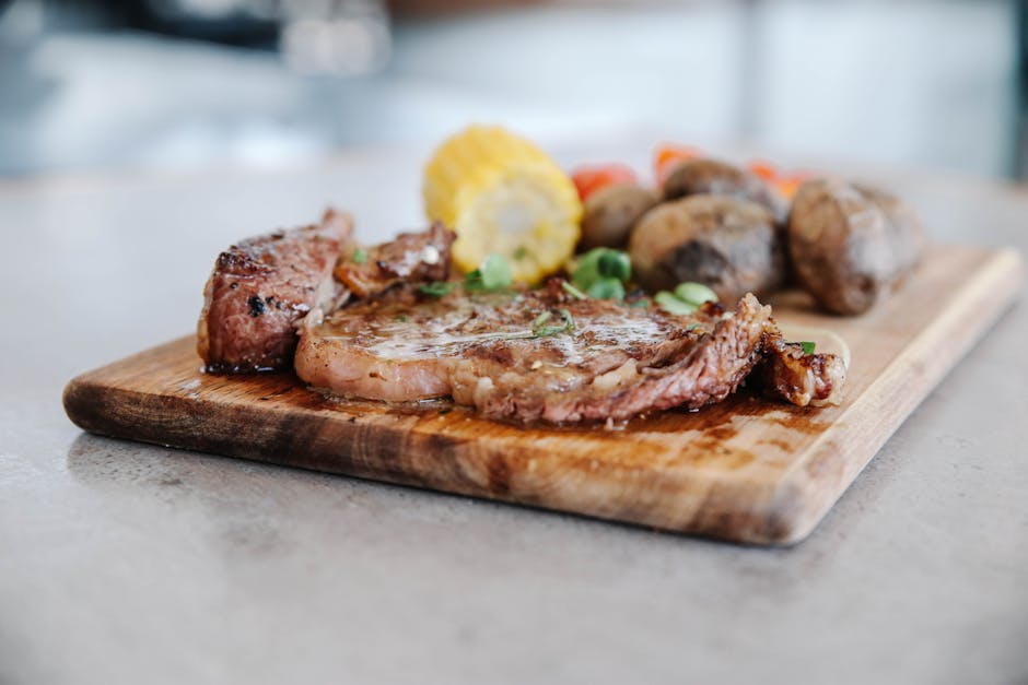 Svinekoteletter i folie med poteter og mais