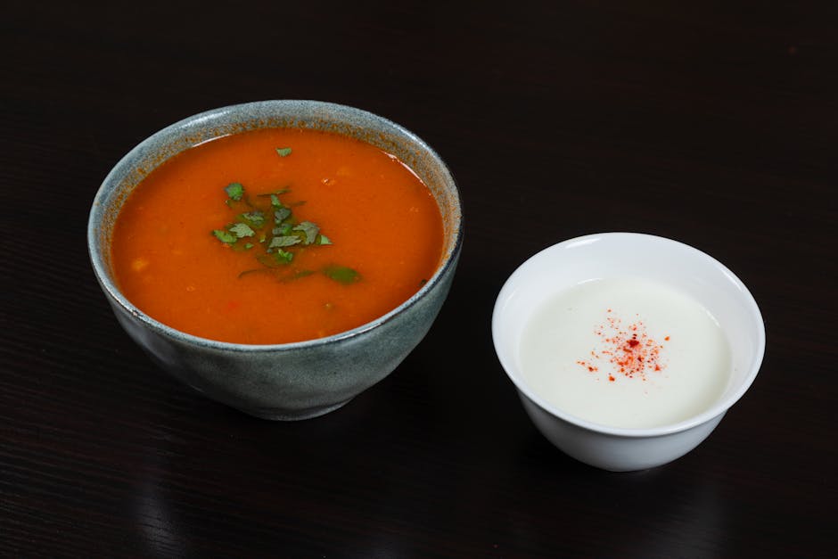 Kald, krydret tomatsuppe med avocado og gressløk