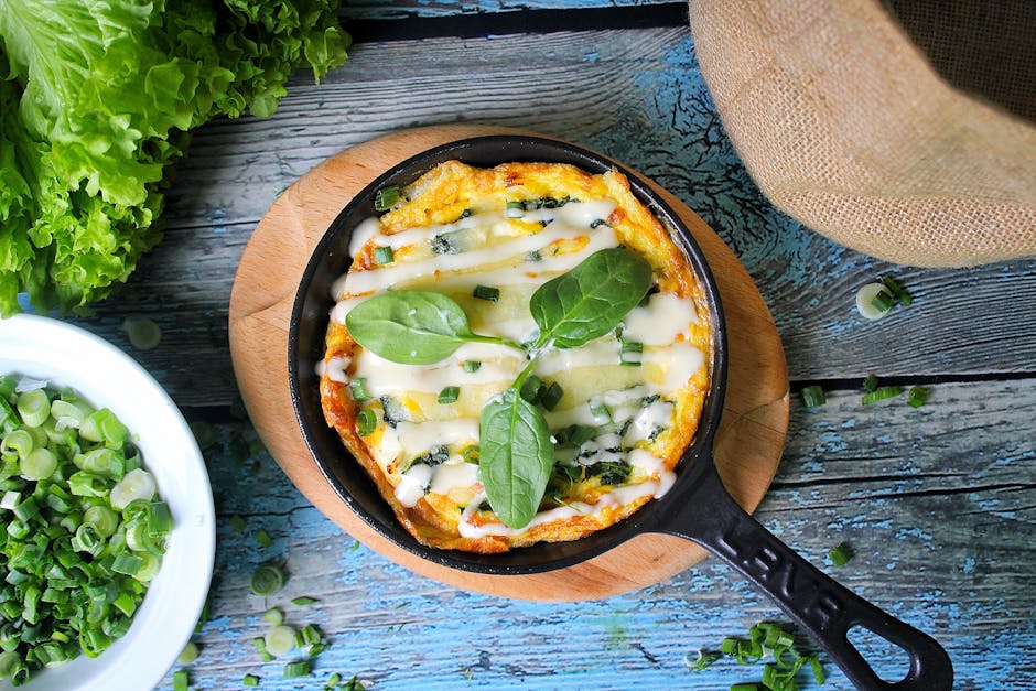 Lagdelt omelett med tomat, spinat og ost