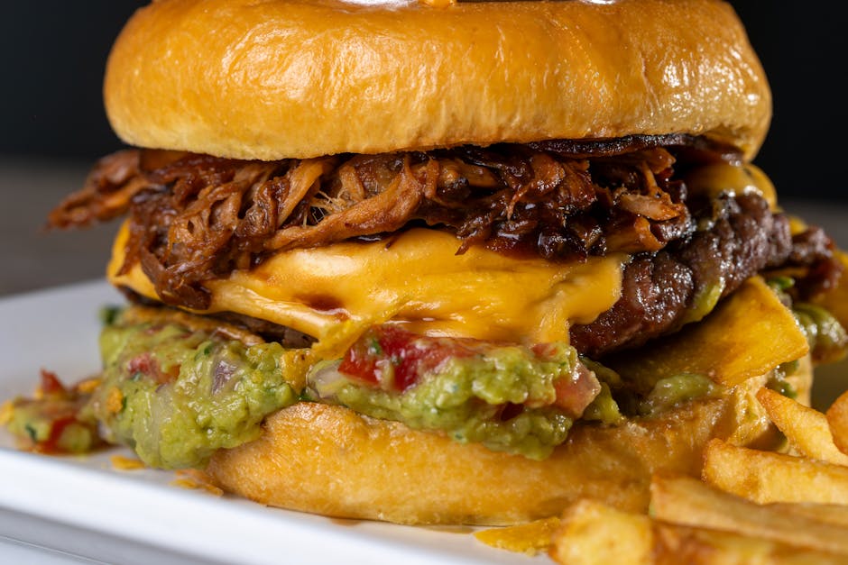 Guacamoleburger med cheddar og tomat