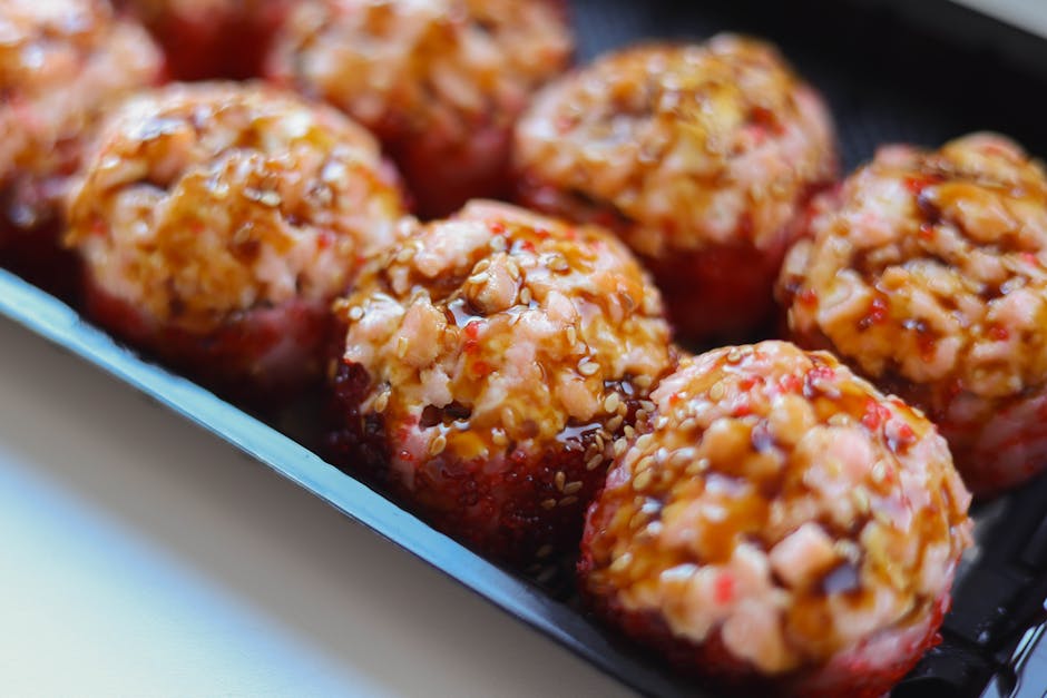 Honning- og teriyaki-kylling med ananas og risboller