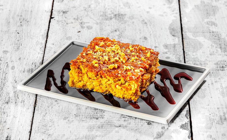 Oppned maisbrødkake med fruktcocktail og kirsebær