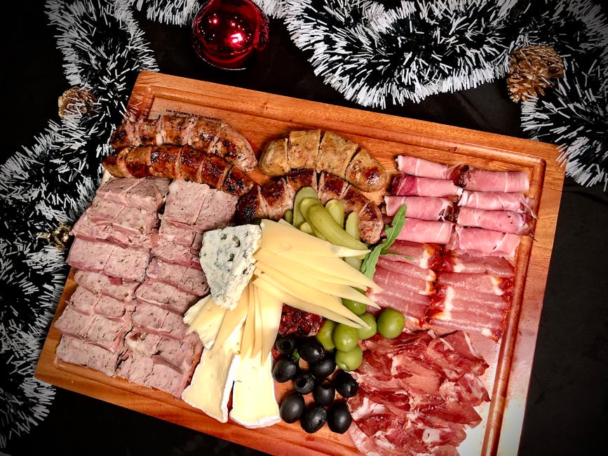 Ost- og pølsefat med druer