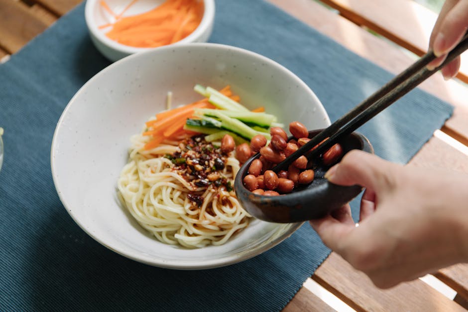 Sesam- og peanøttnudelsalat med agurk og koriander