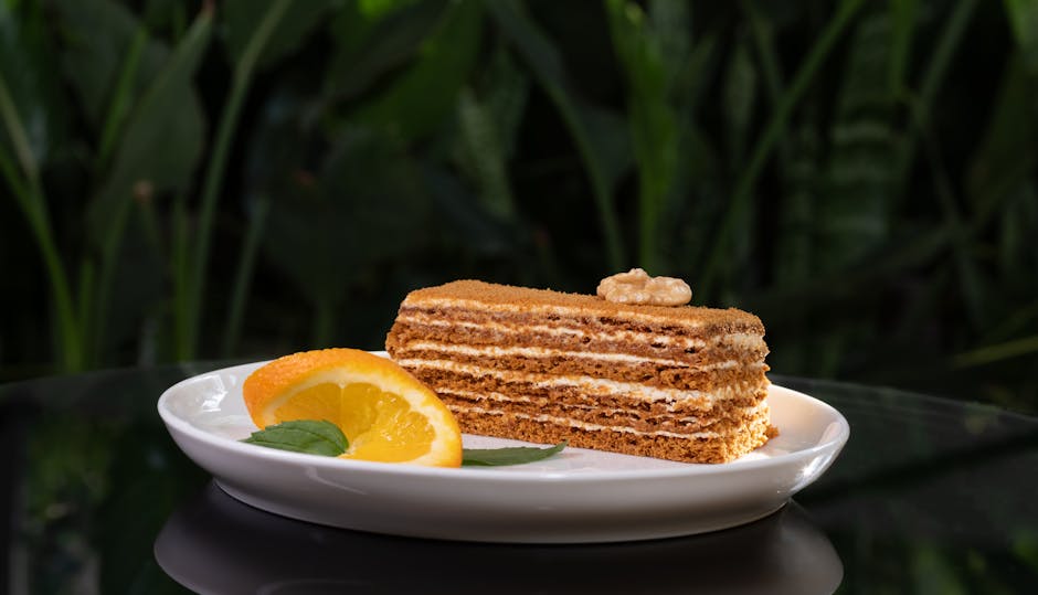 Latvisk honningkake med rømme og valnøtter