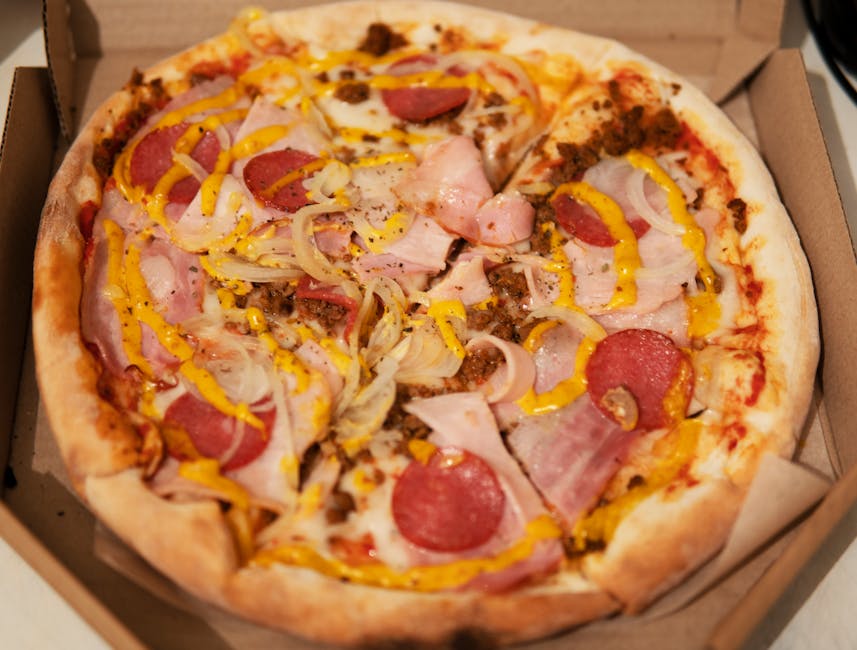 Potet- og baconpizza med hvitløkssaus