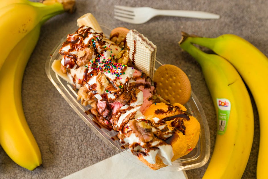 Butterfinger banansplit med iskrem og sjokolade