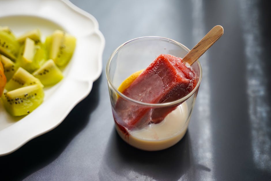 Forfriskende sitrus-is med jordbær og yoghurt