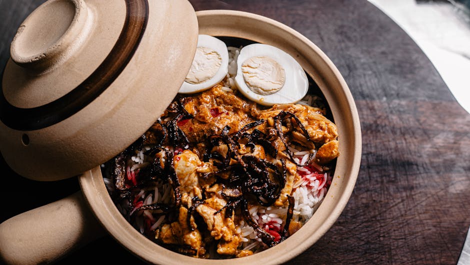 Kinesisk kylling- og risrett i leirgryte