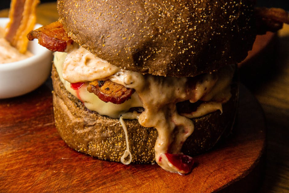 Monte Cristo-sandwich med bacon og tranebærsaus