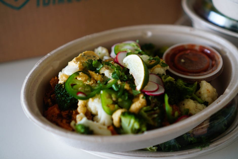 Brokkoli-, blomkål- og kikertbolle med tahinidressing