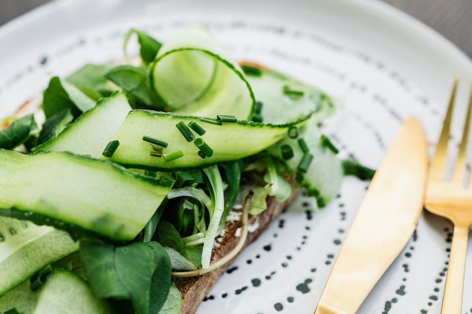 Zucchinibrød frokostpizza med frukt