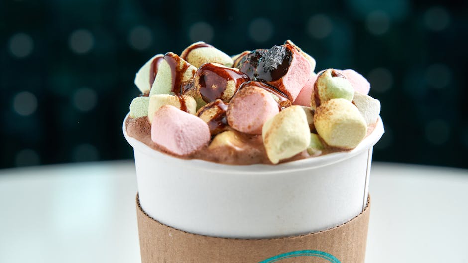 Cookieskåler med varm sjokolade og marshmallows