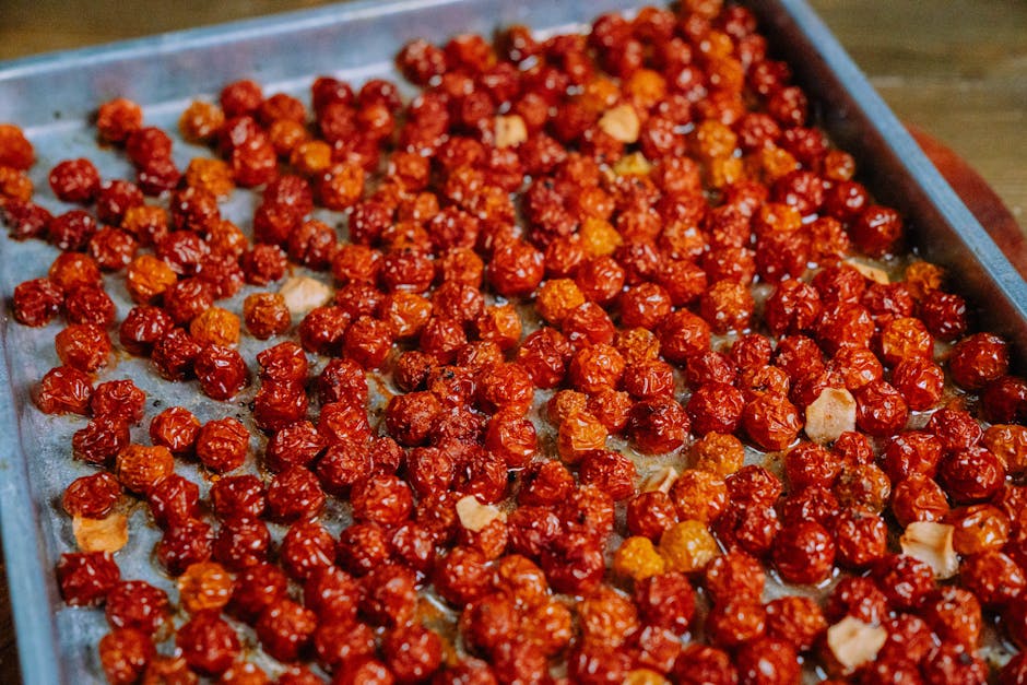 Ristet okra og cherrytomater