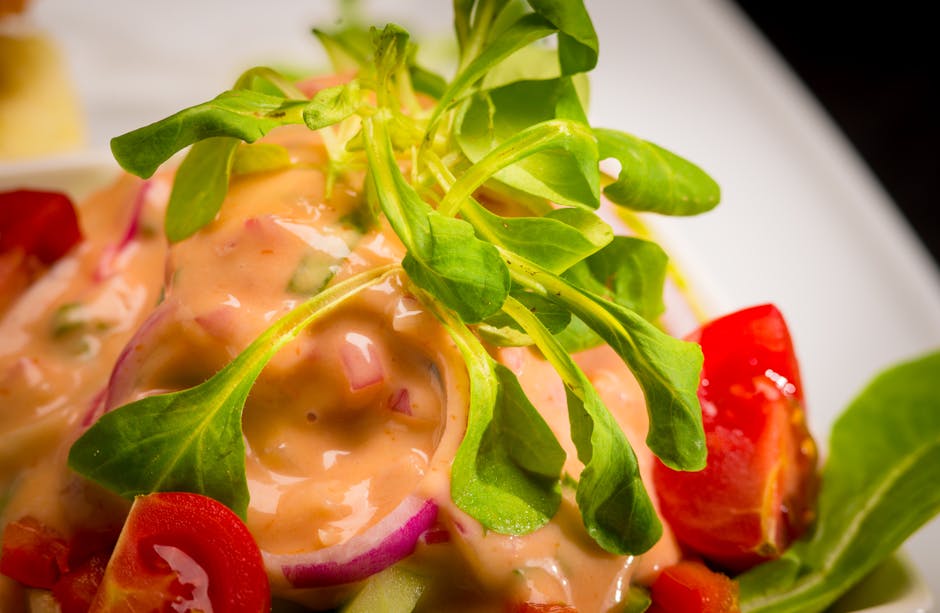 Fargerik tomatsalat med rosedresssing