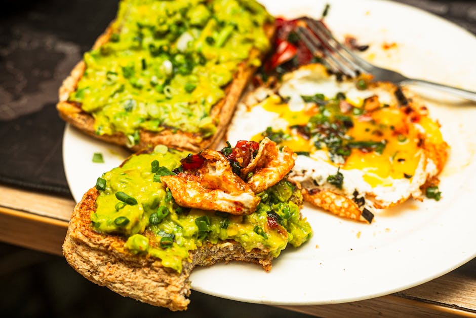 Avokadotoast med refried bønner og egg