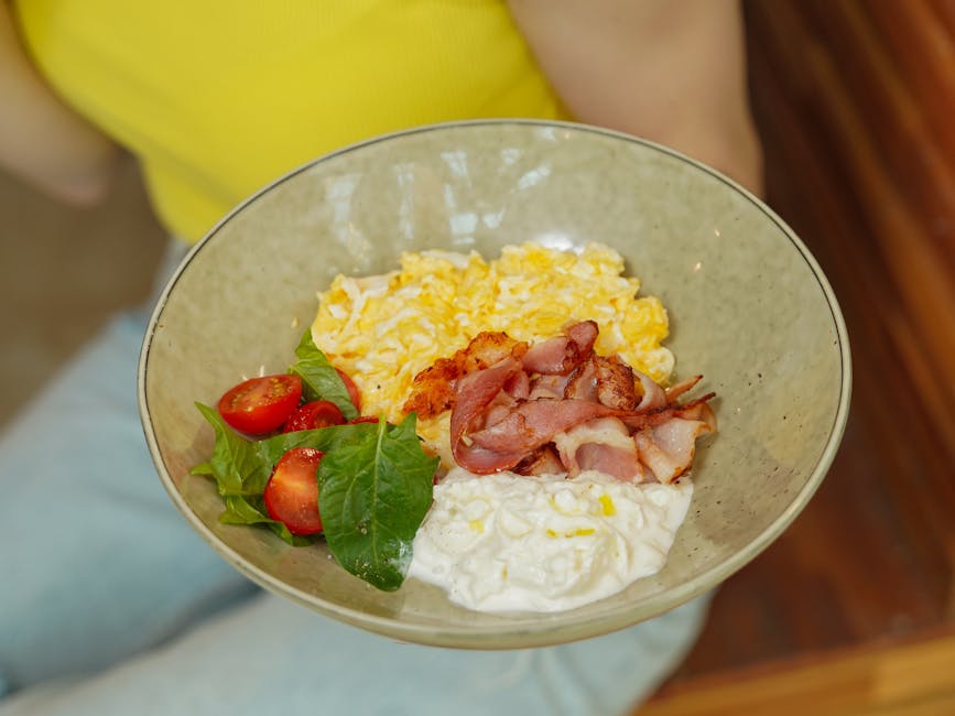 Rask frokostskål med bacon og egg i mikro