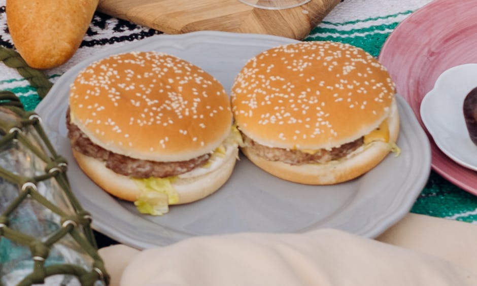 Kjøttdeigbåter med ost i pølsebrød