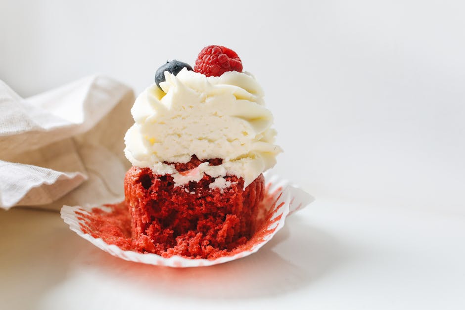 Saftige rød fløyel cupcakes med kremostfyll