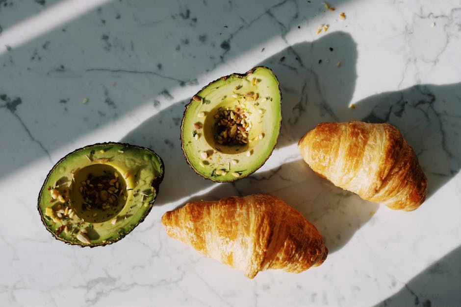 Bakt avokado med Sriracha-bønner