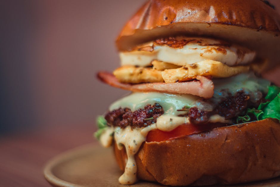 Grillet ostesmørbrød med bacon, tomat og tre oster