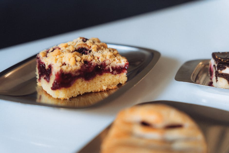 Hjemmelaget boysenbær-kaffekake med smuldretopp