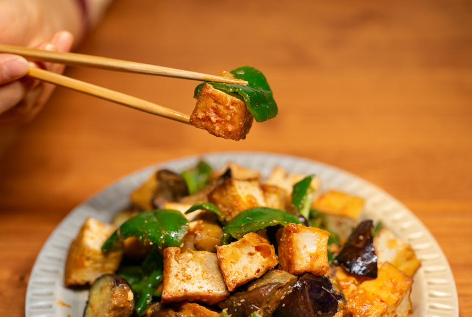 Ingefær- og tomatwok med tofu og erteblader