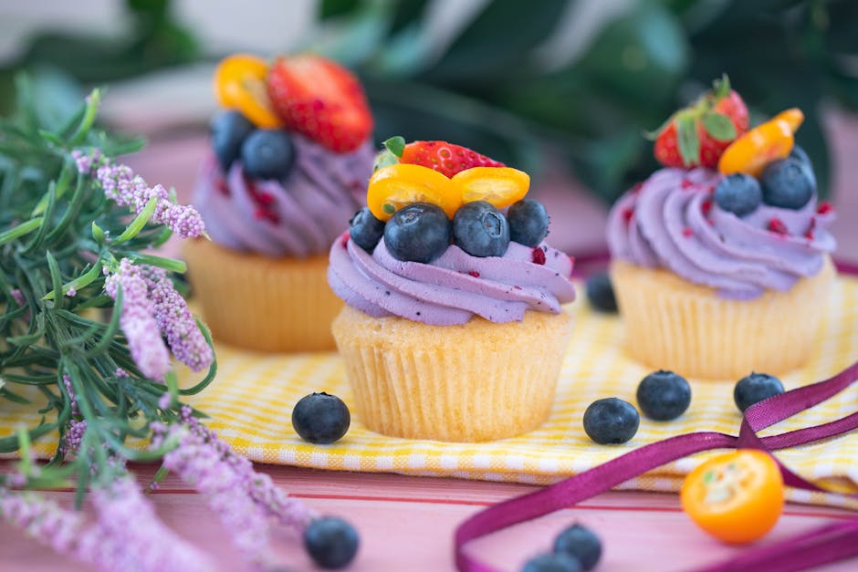 Cupcakes med kremostfrosting og spiselige blomster