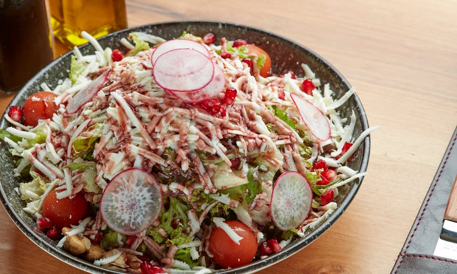 Frisk salat med svart reddik