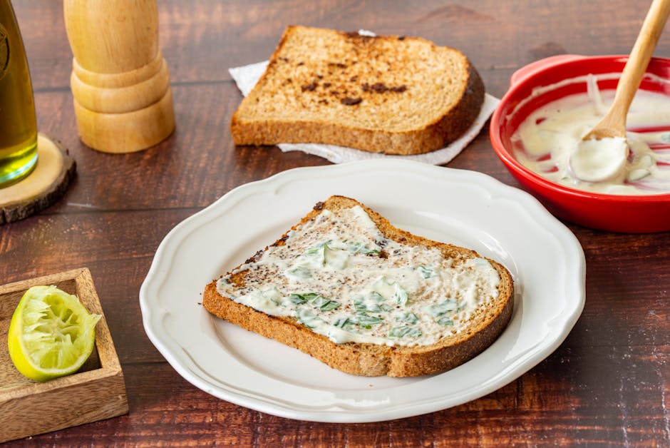 Camembert- og karvepålegg på pumpernickeltoast