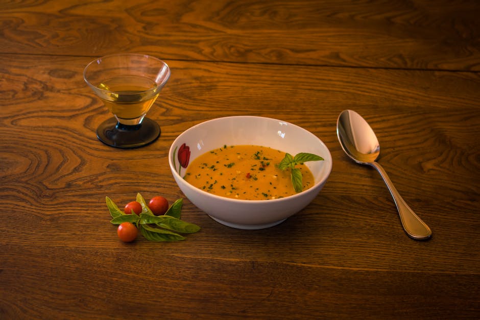 Kald tomat- og steinfruktssuppe med fersken og kirsebær