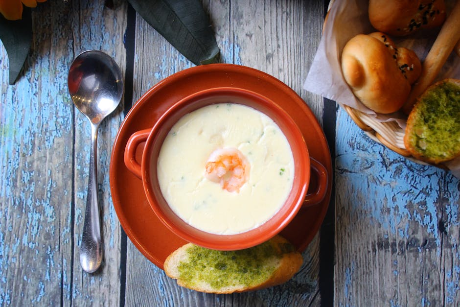 Kremet hvitløksuppe med syltet sjalottløk og brioche