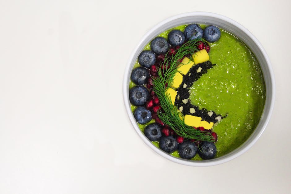 Supergrønn smoothiebolle med matcha og ingefær