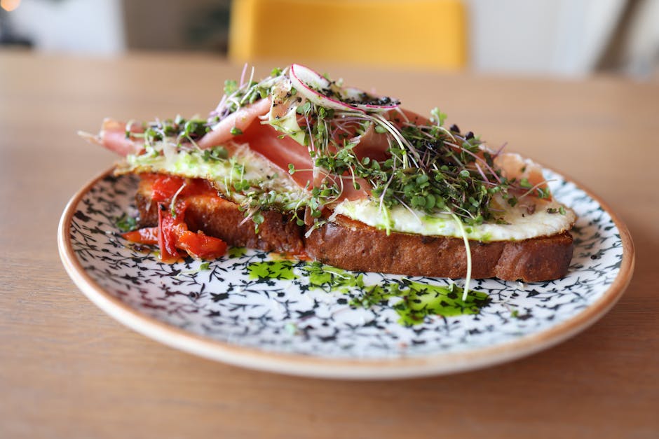 Smørbrød med prosciutto, munster og spisskummen-maisbrød