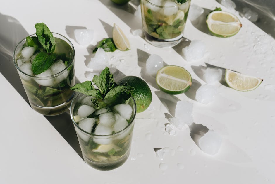 Honeysuckle cocktail med rom og lime