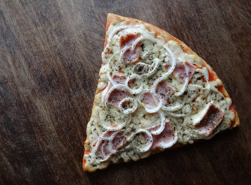 Tre-ost pizza med løk og salvie