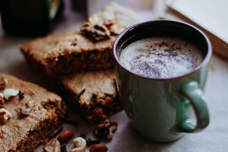 Kanel- og valnøttkake med kaffeglasur