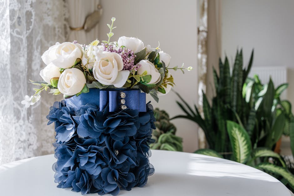 Vase med stofftrekk som borddekorasjon