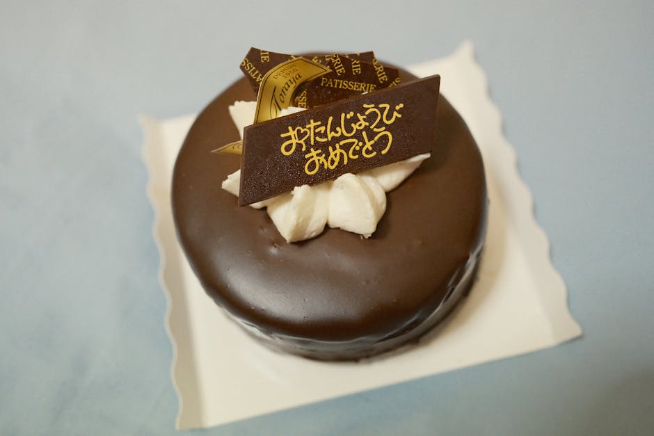 Tepee-bursdagskaker med sjokolade og hvit sjokolade