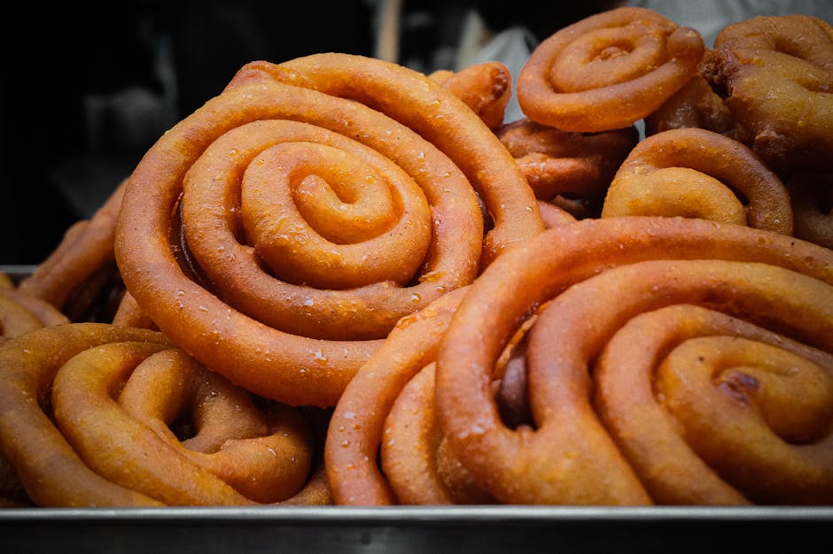 Friterte deigspiraler med honning, sesam og valnøtter