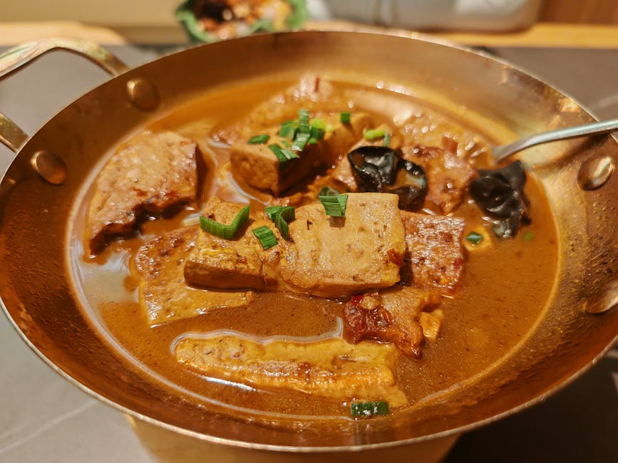 Tofutrekanter i kremet nøttesaus med vårløk