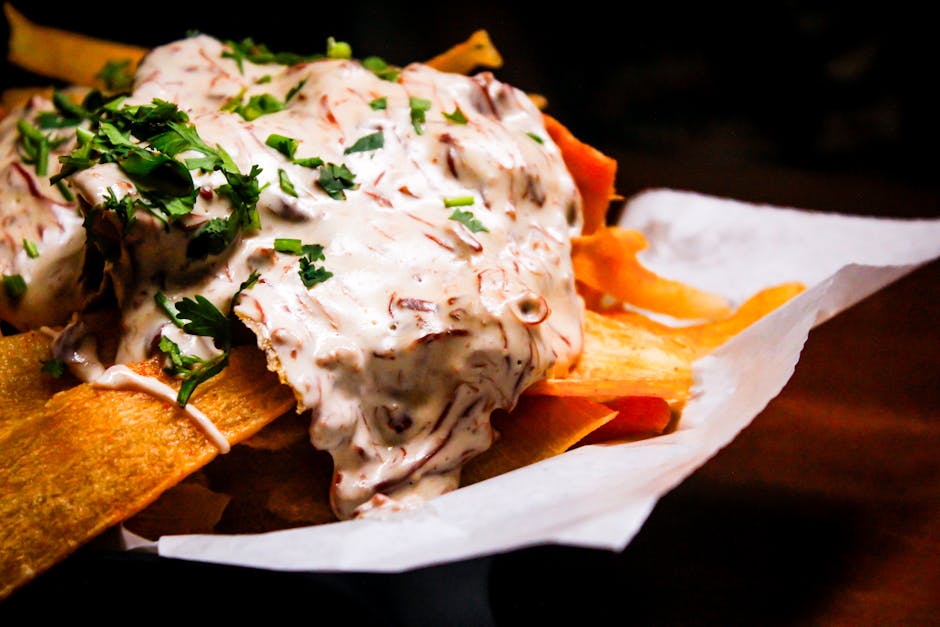 Rødbetchips med krydret rømmedip