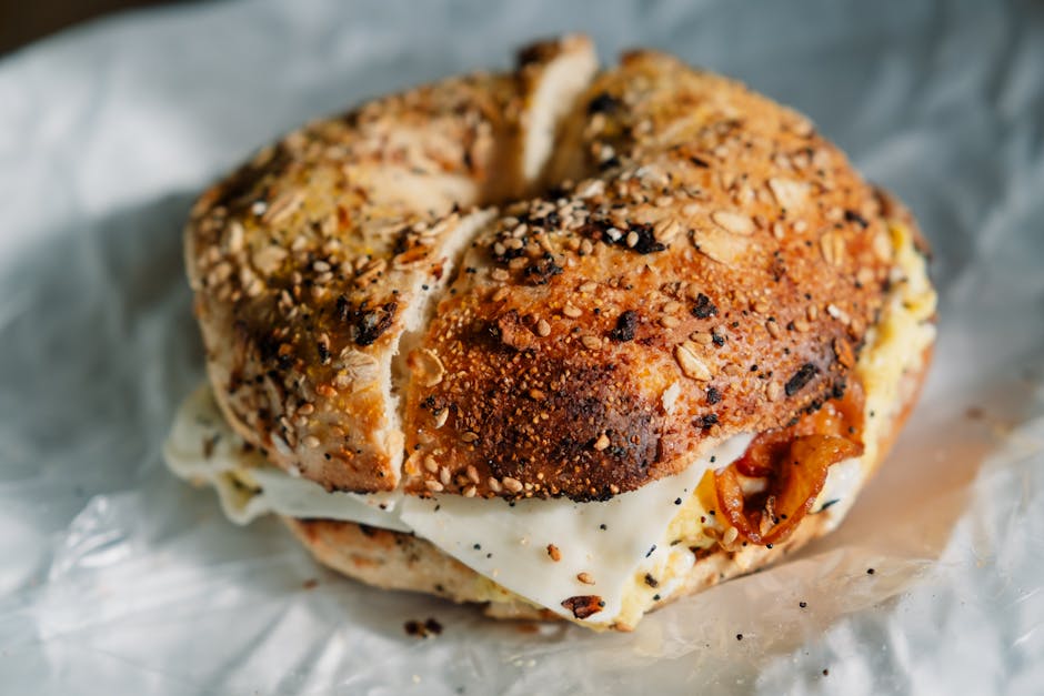 Bagel- og ostegrateng med bacon