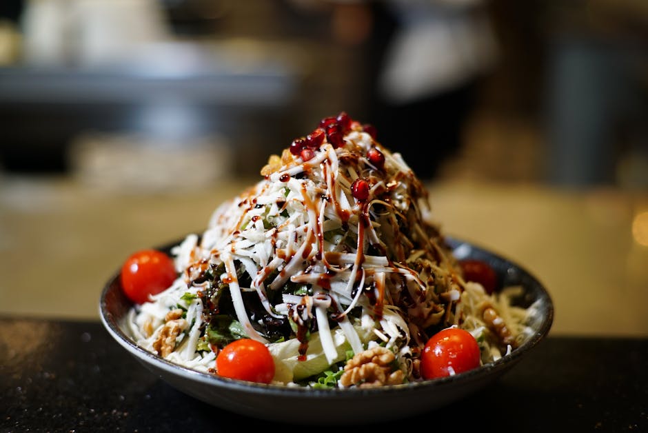 Frisk kålsalat med granateple og tomater