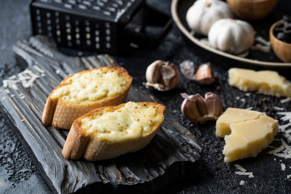 Hvitløksconfit-toast med parmesan og oregano