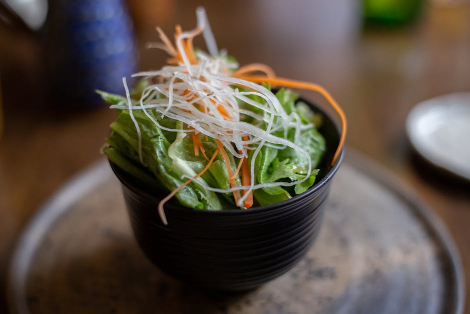 Frisk daikon-, gulrot- og brokkolisalat