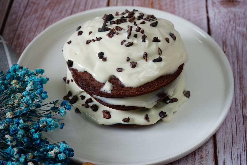 Svart-hvitt pannekakekake med sjokolade og mascarpone