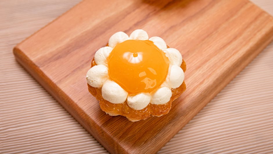 Bokhvete-shortcakes med Earl Grey-aprikoskompott og pisket krem